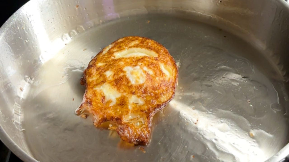 Så steker du ett perfekt stekt ägg med hel gula i en panna av rostfritt stål