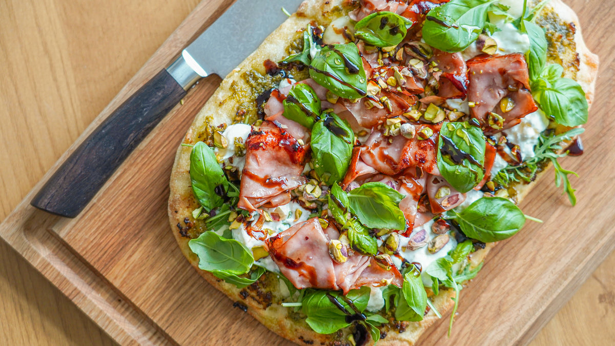 Krispig pinsa med honungsstekt mortadella, burrata & pistage