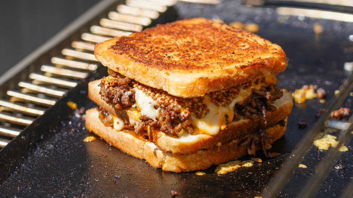 Cowboytoast med nötkött, mjukstekt lök & ost på stekhäll