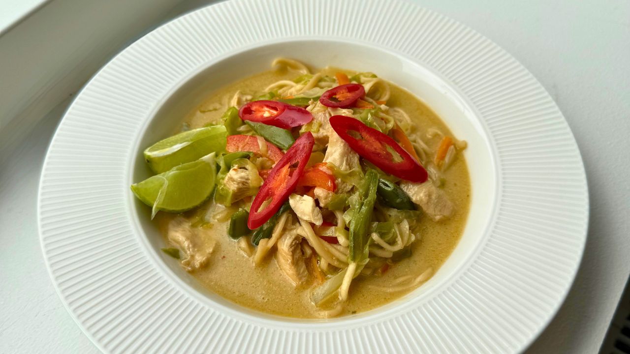 Asiatisk nudelsoppa med kokosmjölk, kyckling och spetskål