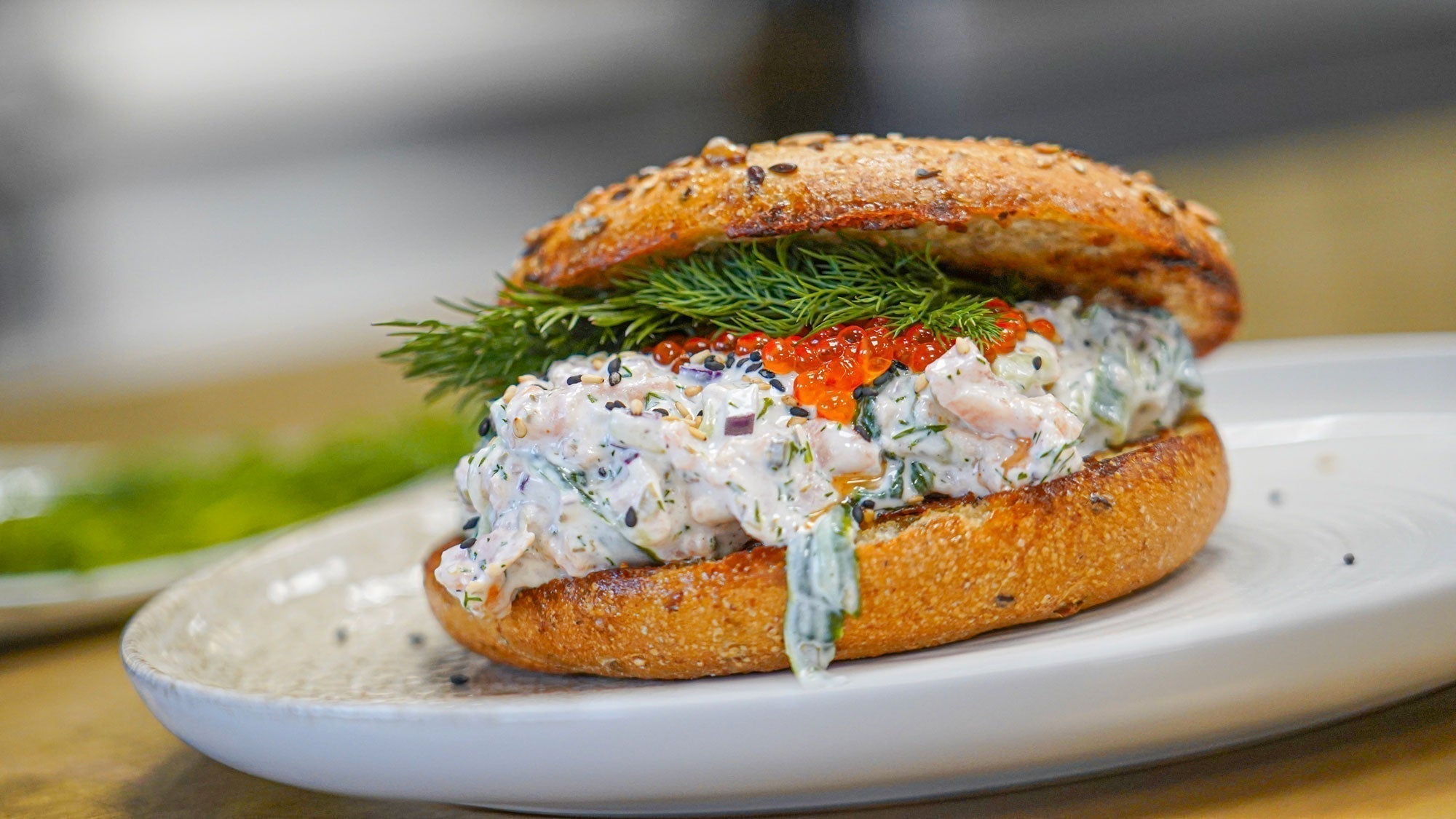 Krispig bagel med krämig laxröra & gurka