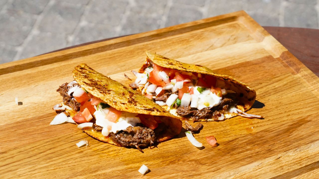 Birriatacos med smält ost och färsk pico de gallo