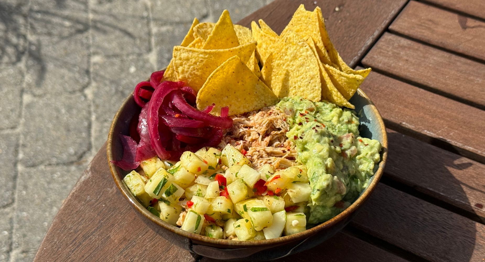 Bowl med pulled chicken, guacamole och ananassalsa