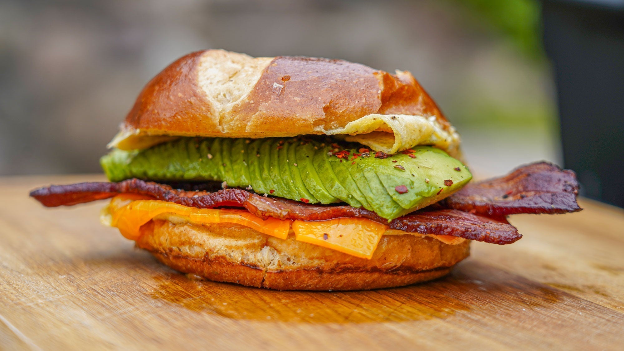 Breakfast Brioche med ägg, cheddar, bacon & avokado