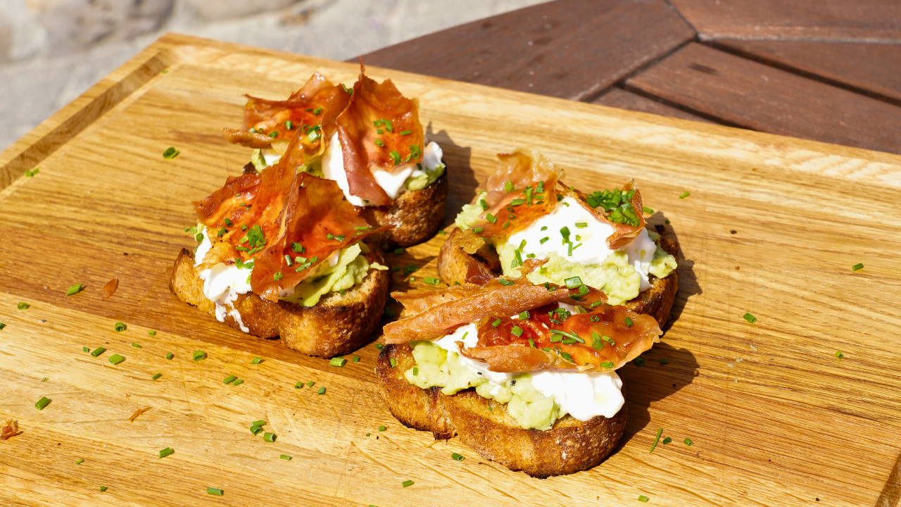 Bruschetta med avokado, chiliolja, burrata och krispig serranoskinka