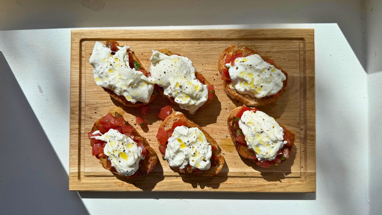Bruschetta med burrata, tomat och färsk basilika