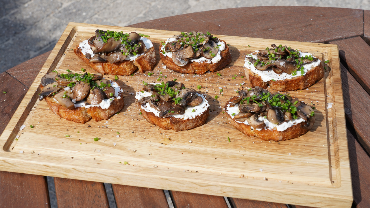 Bruschetta med svamp, vitlök och ricotta