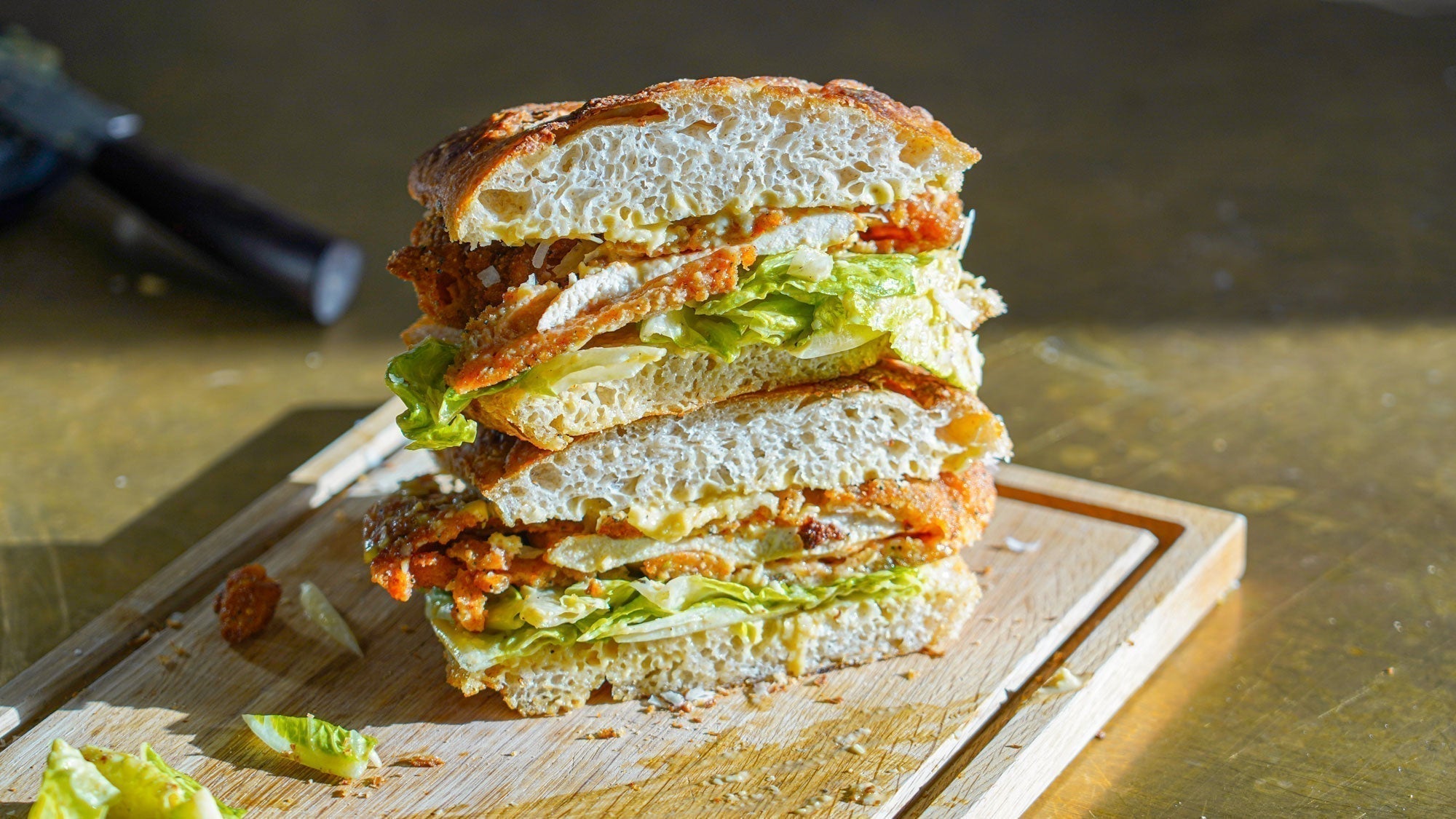 Krispig caesarsandwich med friterad kyckling