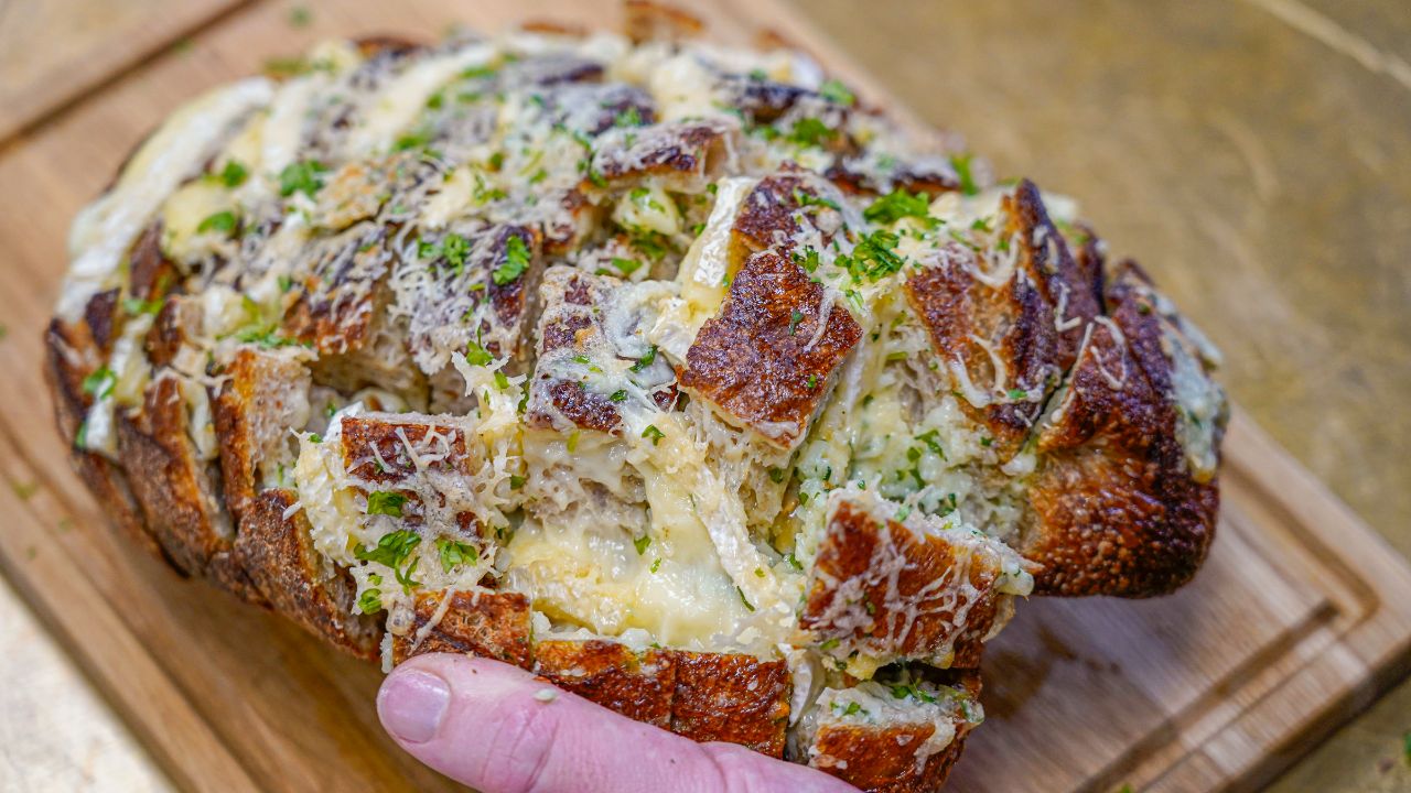 Ostigt vitlöksbröd med brie & parmesan