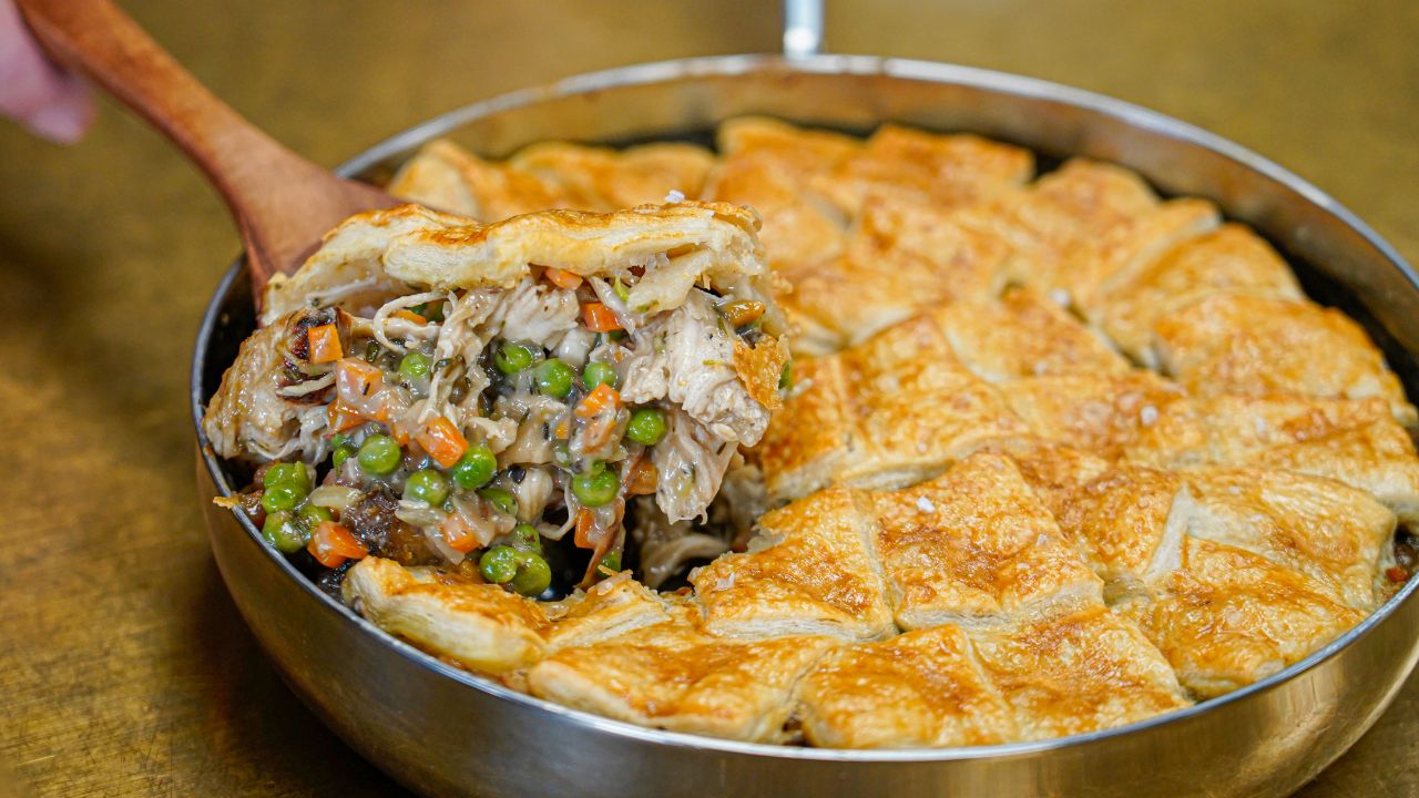 Chicken Pot Pie med krämig kycklingfyllning och frasig smördeg