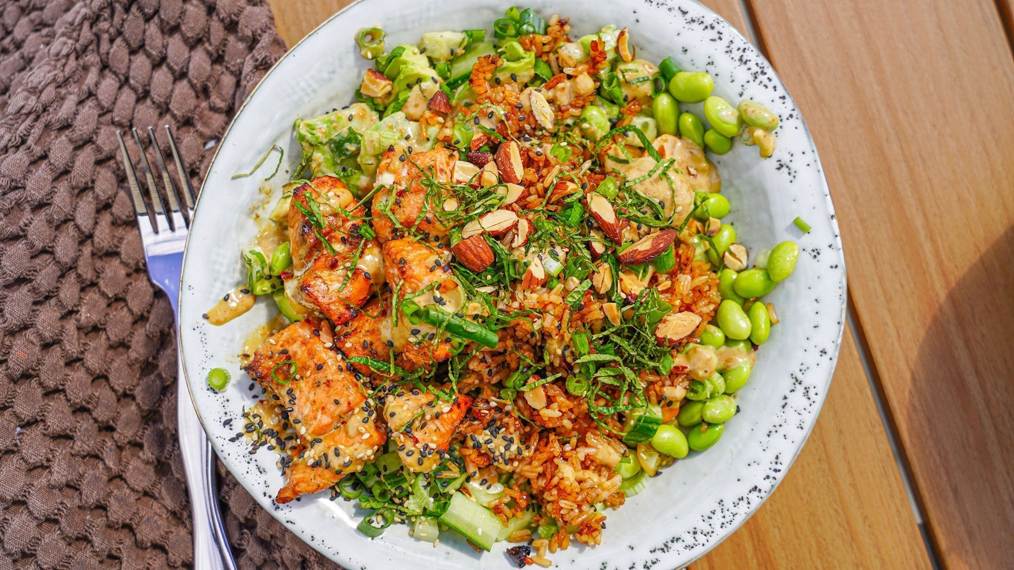 Crispy Rice Salad med lax, avokado, edamame och gomadressing