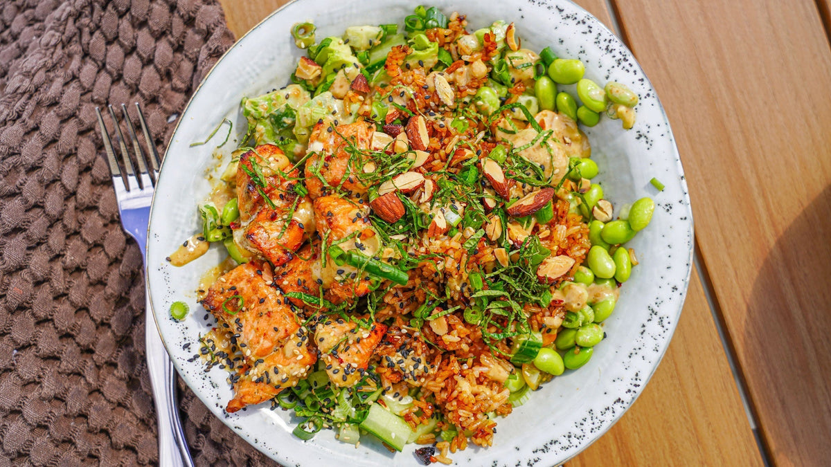 Crispy Rice Salad med lax, avokado, edamame och gomadressing