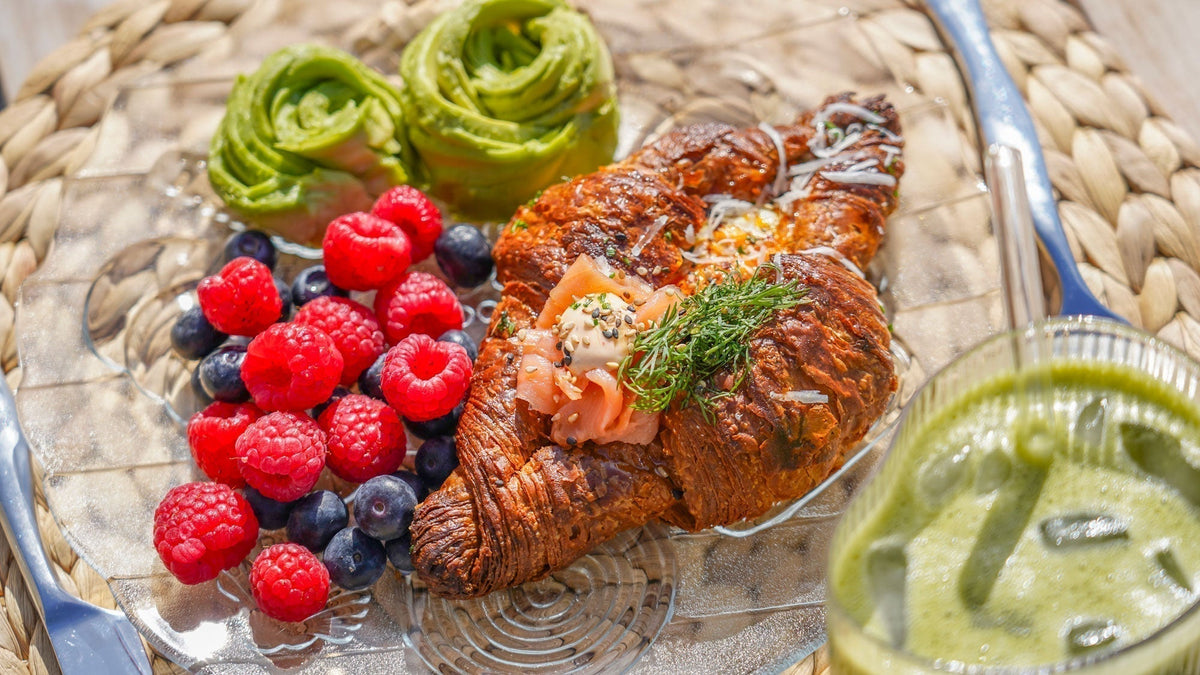 Croissanter med ugnsbakat ägg, ost och kallrökt lax