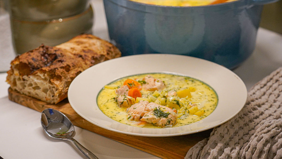 Finsk laksesuppe med porre, citron og frisk dild