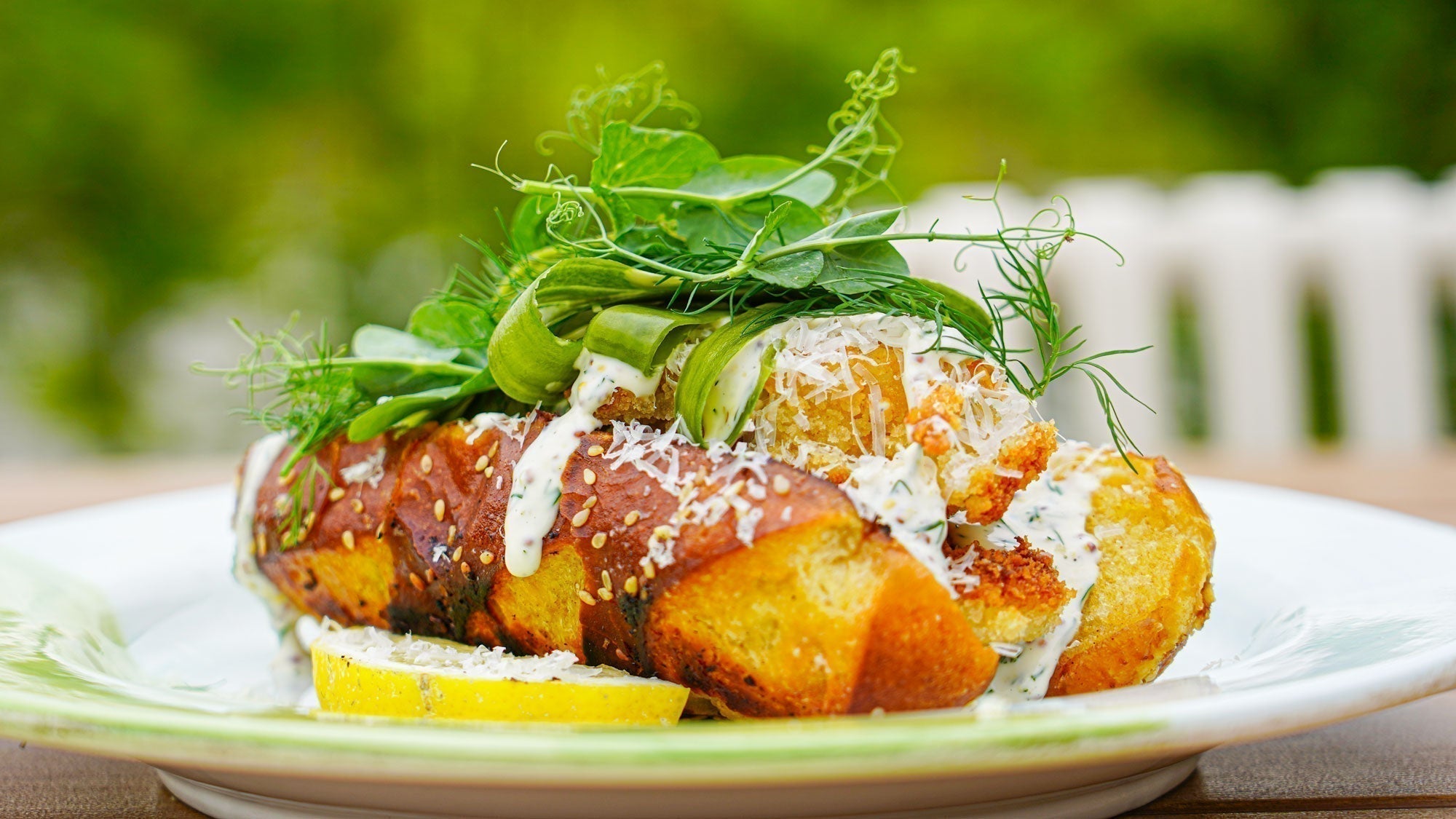 Krispig fiskhotdog med parmesan, dillmajonnäs & snabbpicklad gurka