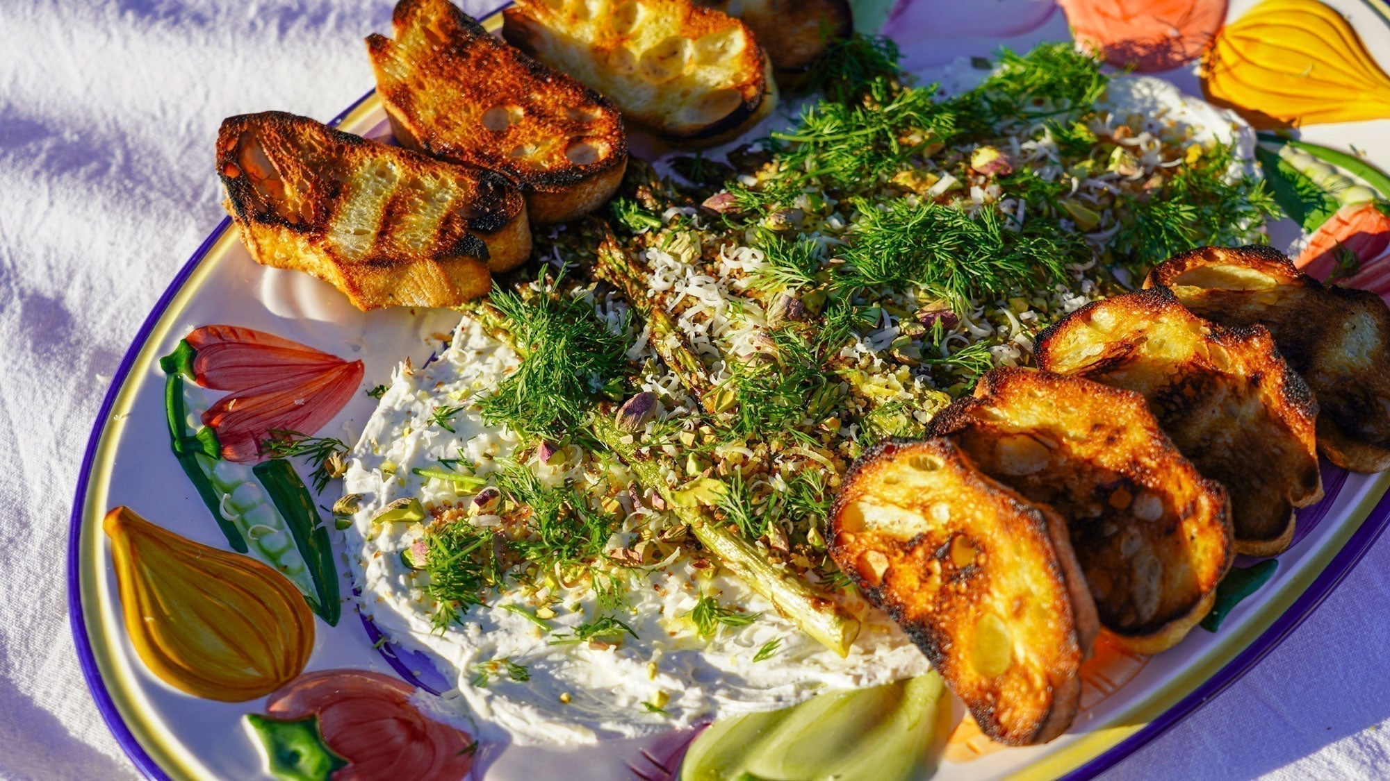 Grillad sparris med vispad fetaost, krispig panko & grillat bröd