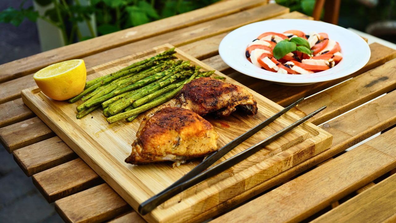 Grillad kyckling med krispigt skinn, sparris och fräsch tomatsallad