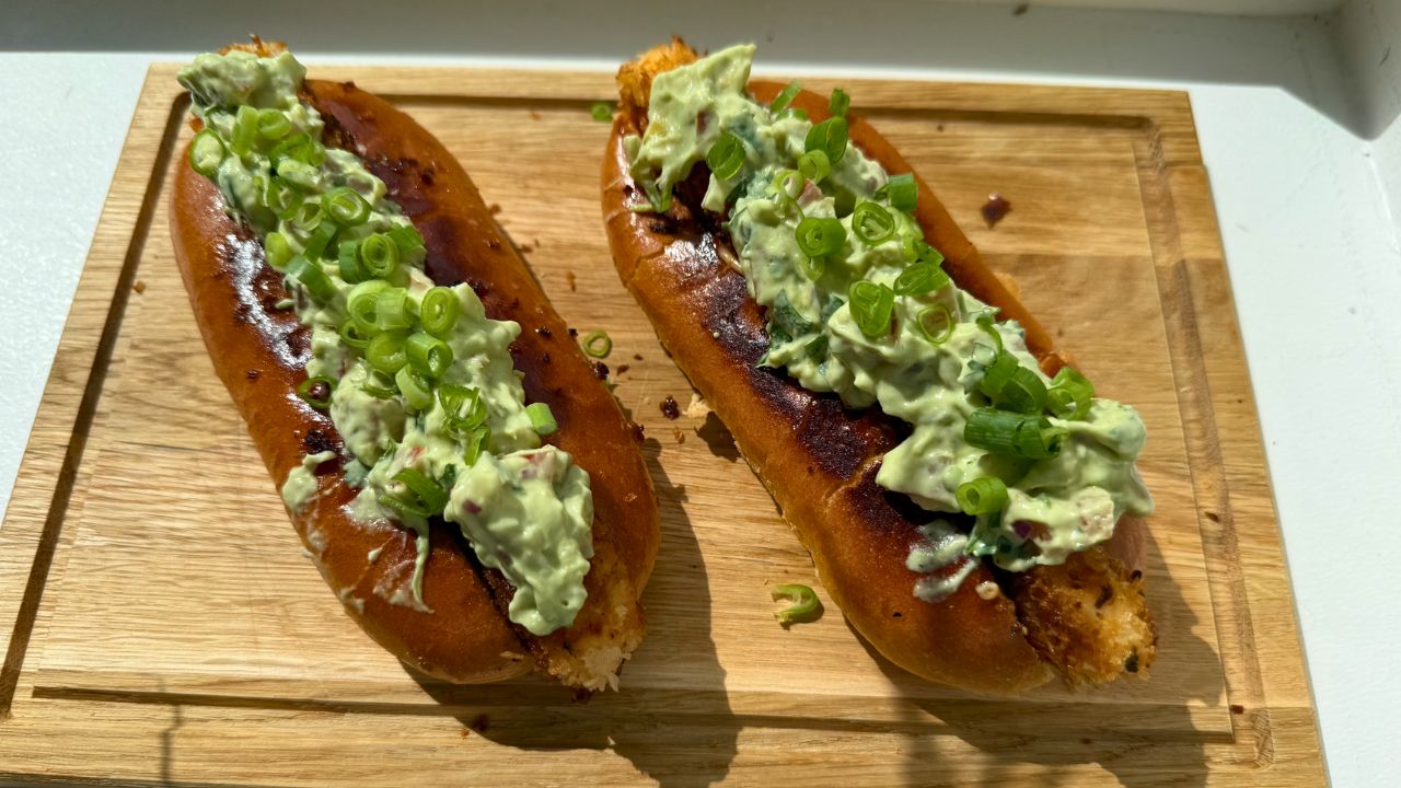 Halloumihotdogs med avokado-pico, jalapeños och chilimajonnäs