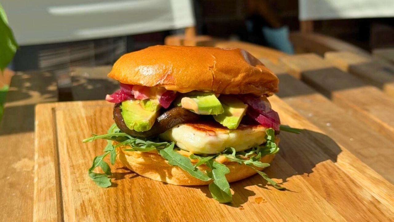 Halloumiburgare med portobello, chilimajonnäs och picklad rödlök