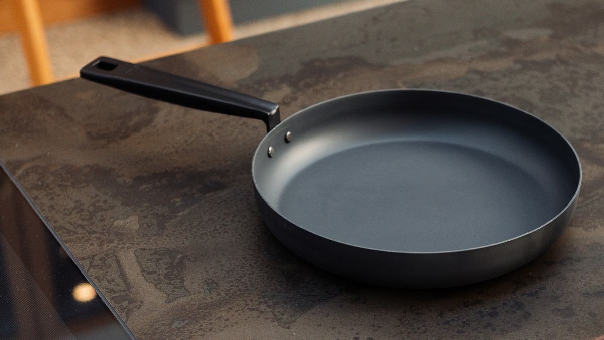 Hur tar man bort rost från en kolstålspanna?
