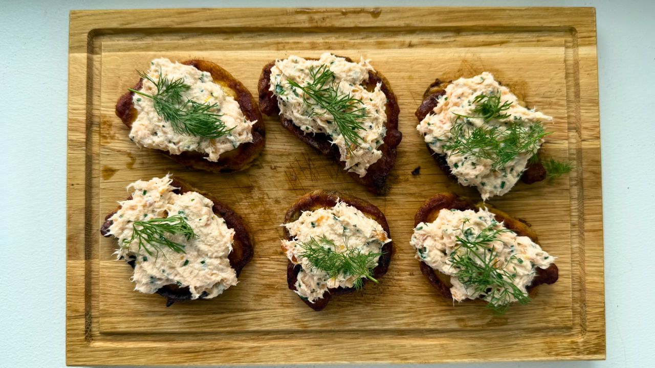 Potatisblinier med rökt laxmousse, picklad gurka och rågbrödskrisp