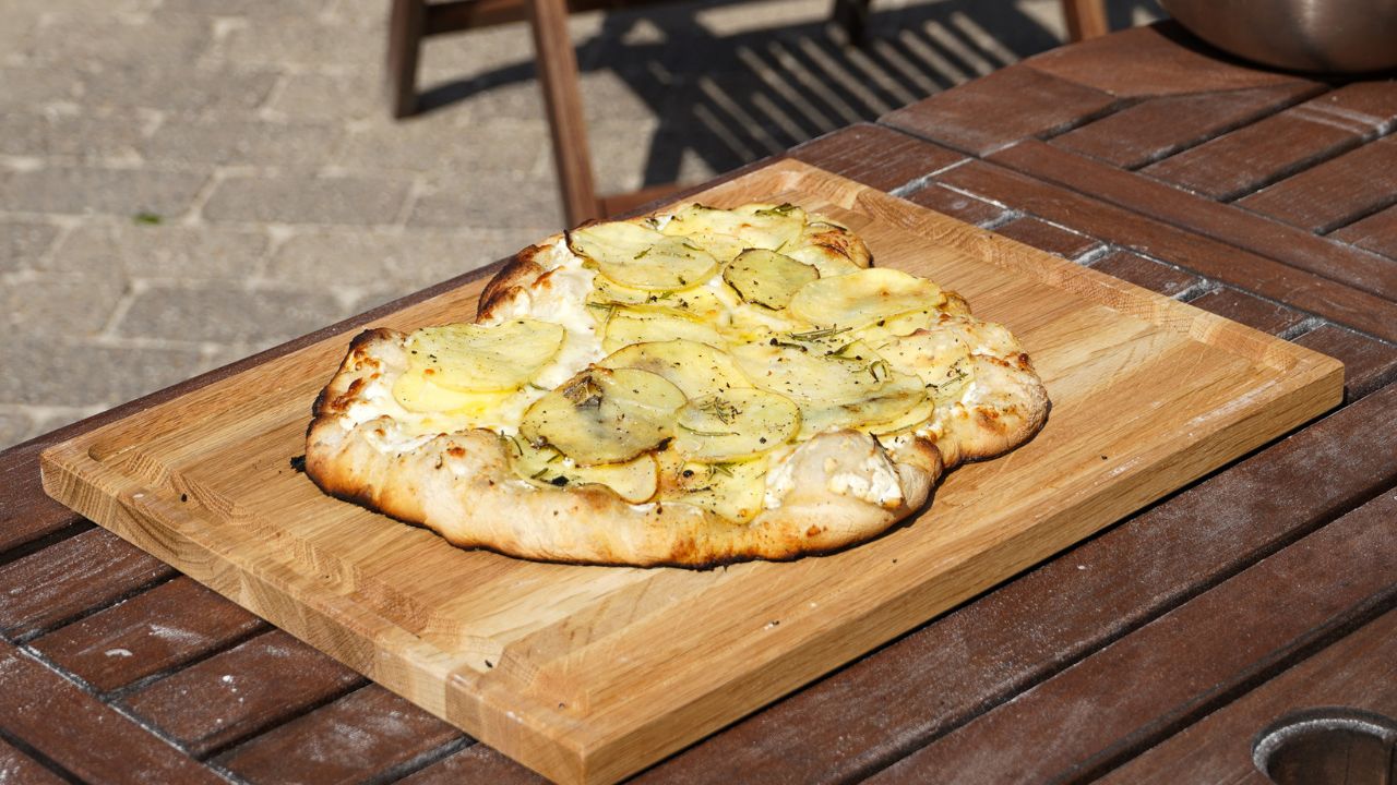 Potatispizza med krispig botten och krämig topping