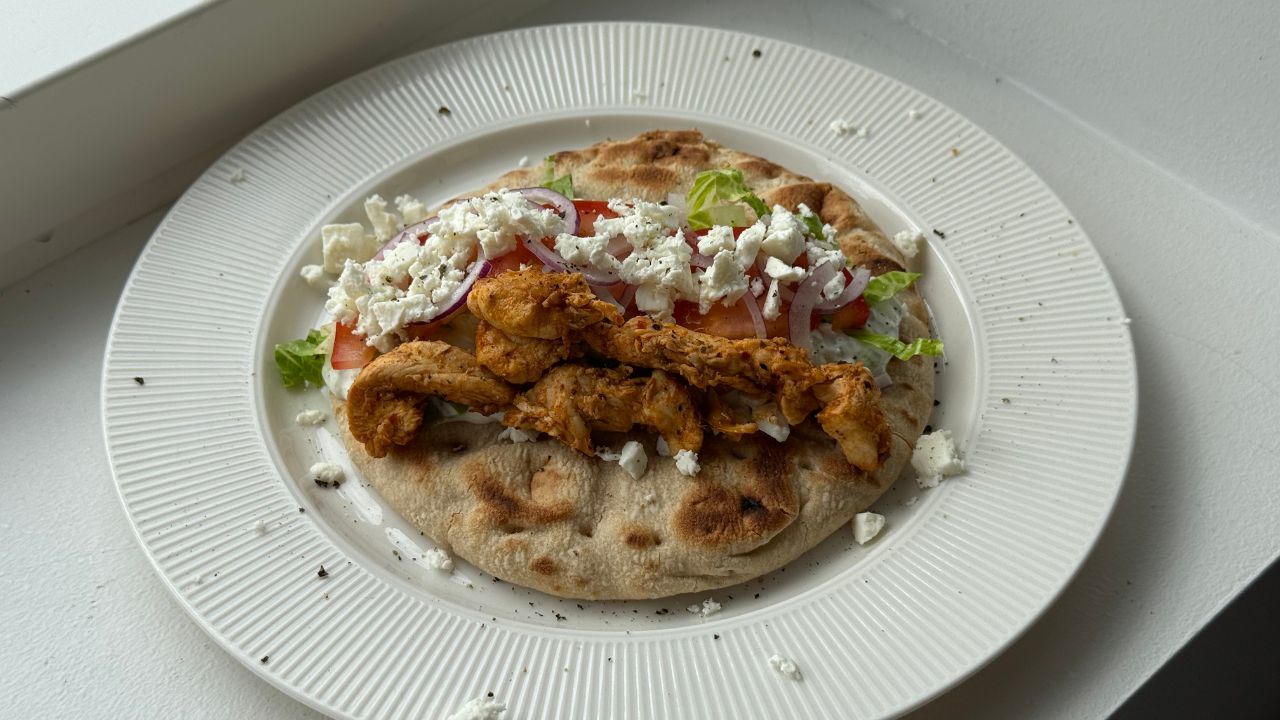 Kycklinggyros med hemgjord tzatziki – enkelt recept med massor av smak