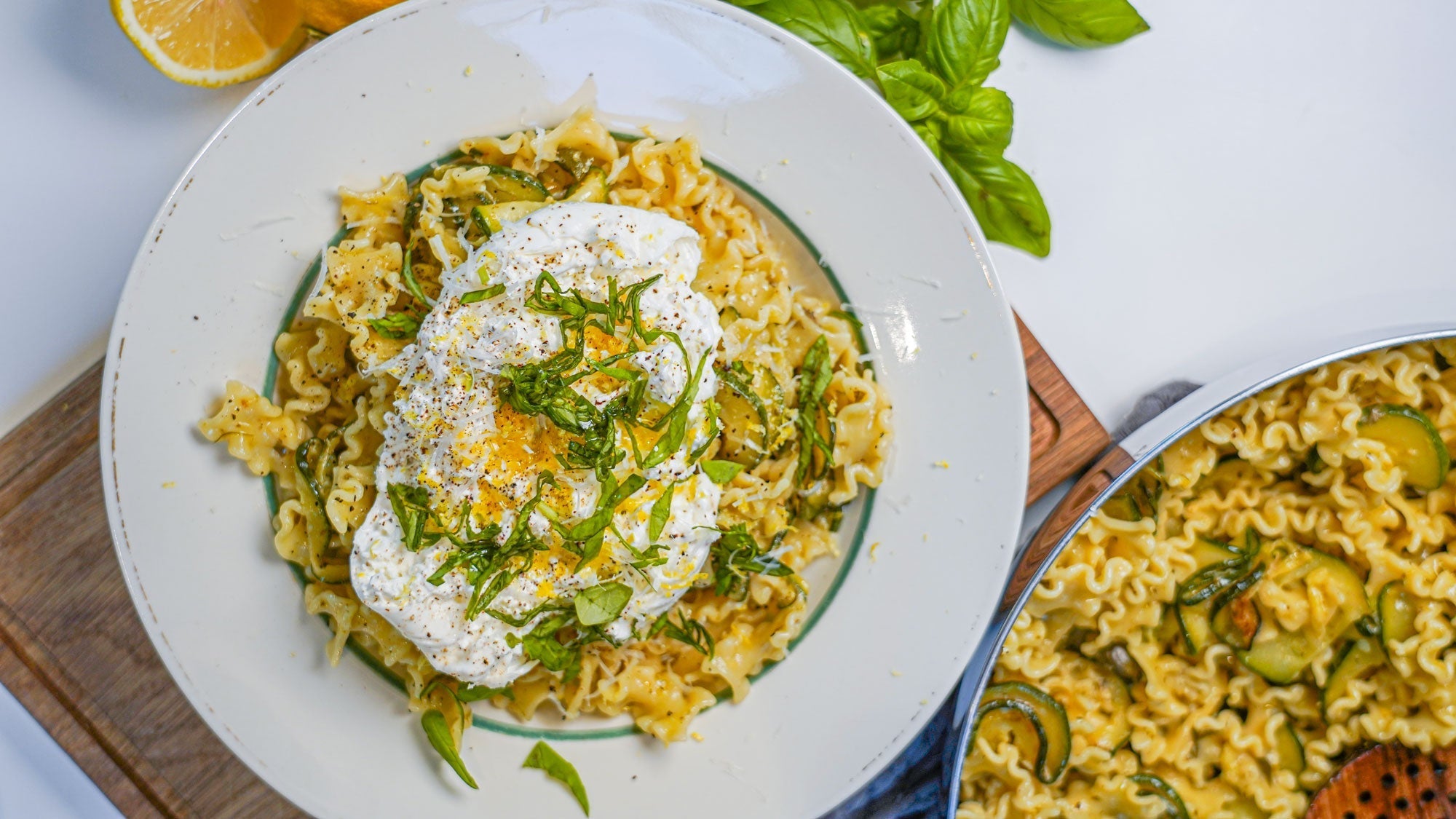 Mafalda corta med zucchini, citron, kapris & burrata