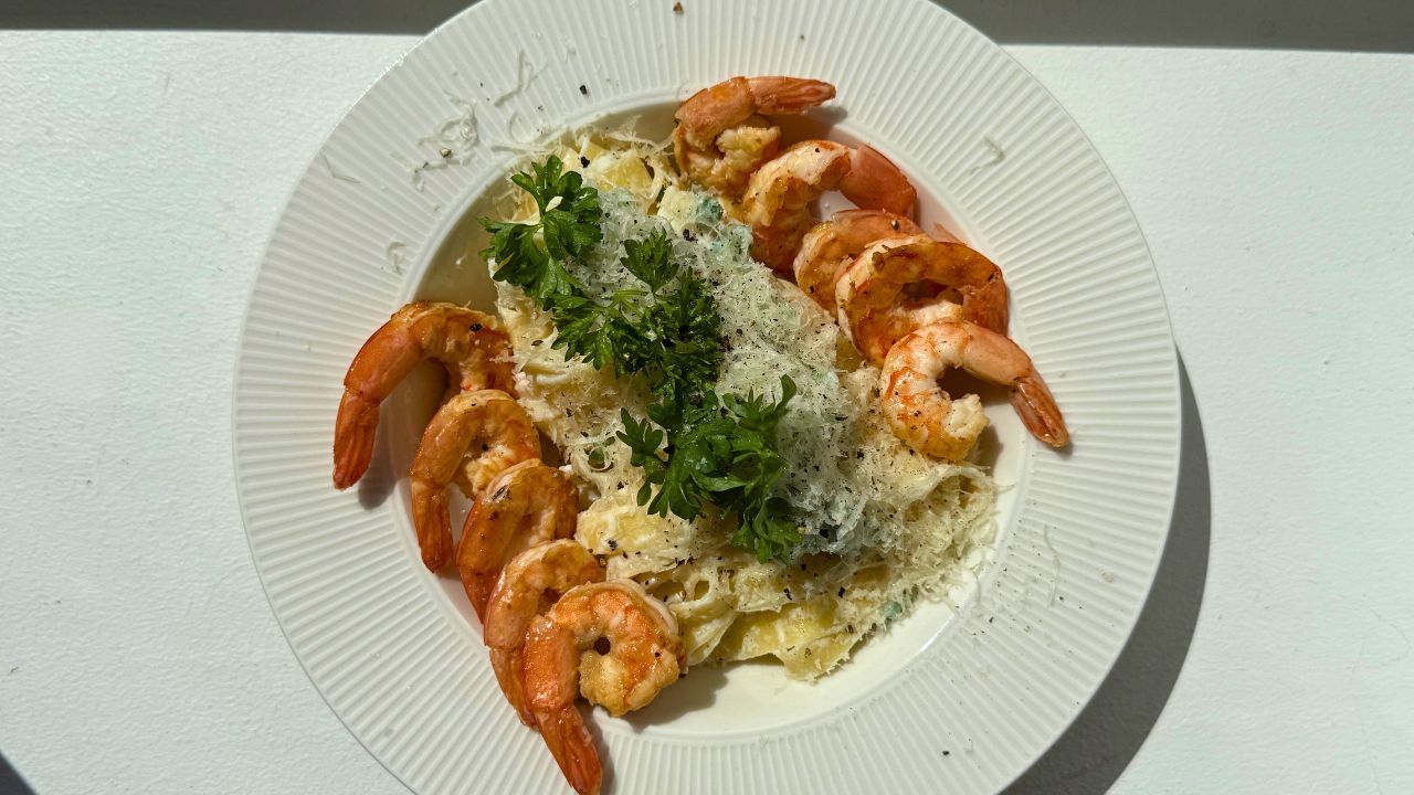 Krämig pasta med räkor