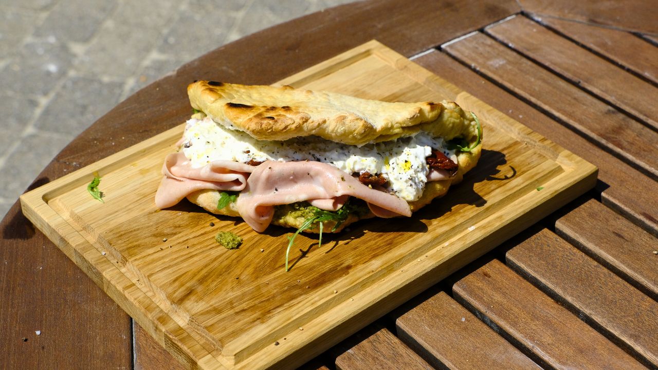 Pizzasandwich med mortadella, burrata och pesto