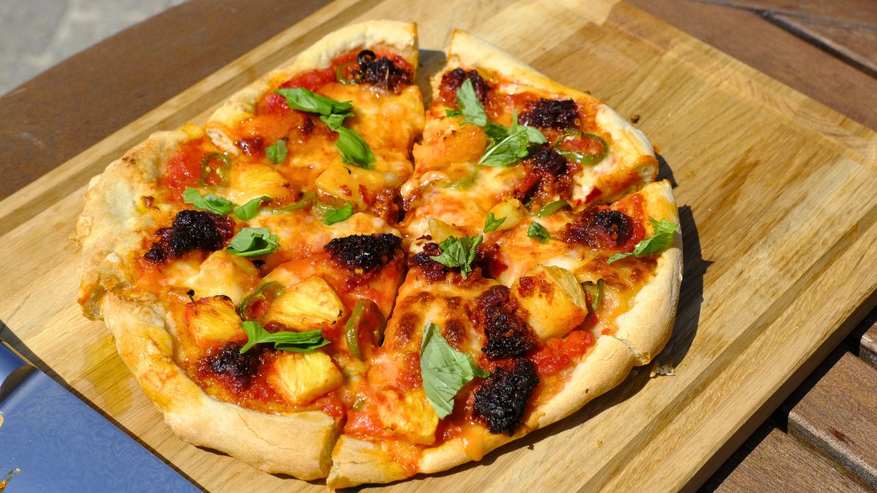 ”Hawaiianskt inferno” – Pizza med ananas, jalapeños och nduja