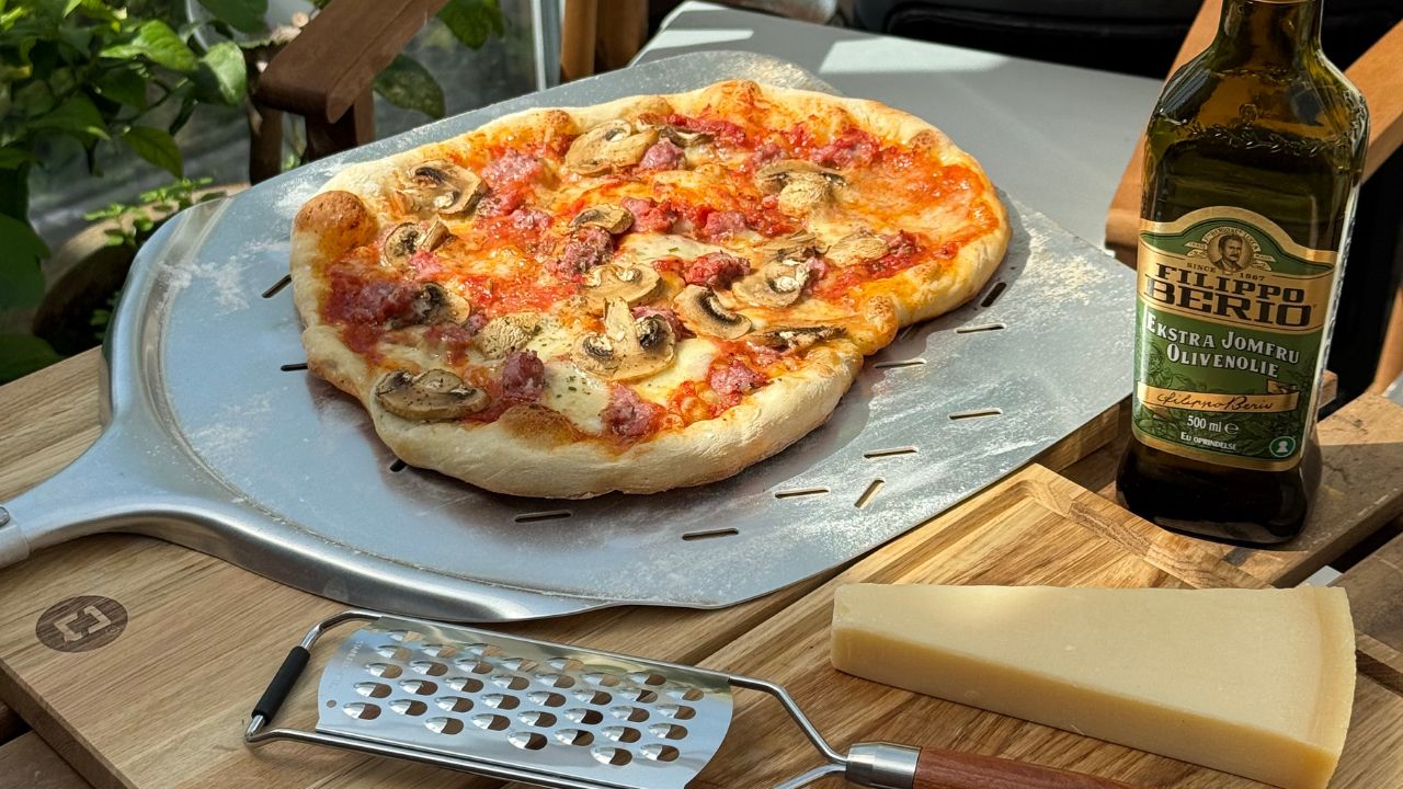 Pizza med salsiccia, svamp och färsk rosmarin