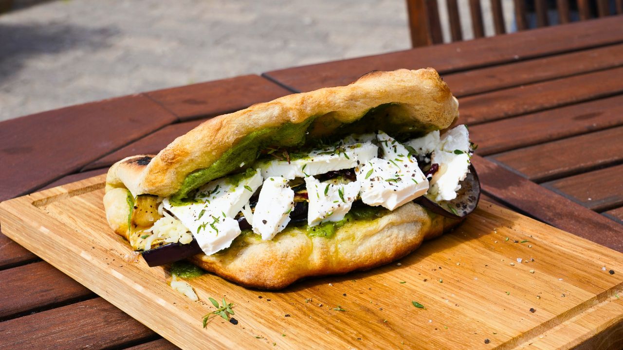 Pizzasandwich med grillade grönsaker, karamelliserad lök och pesto