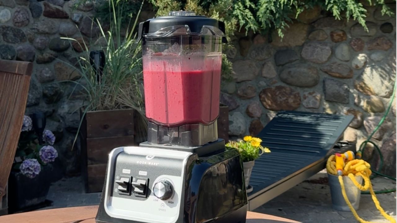 Röd smoothie med bär och kokos