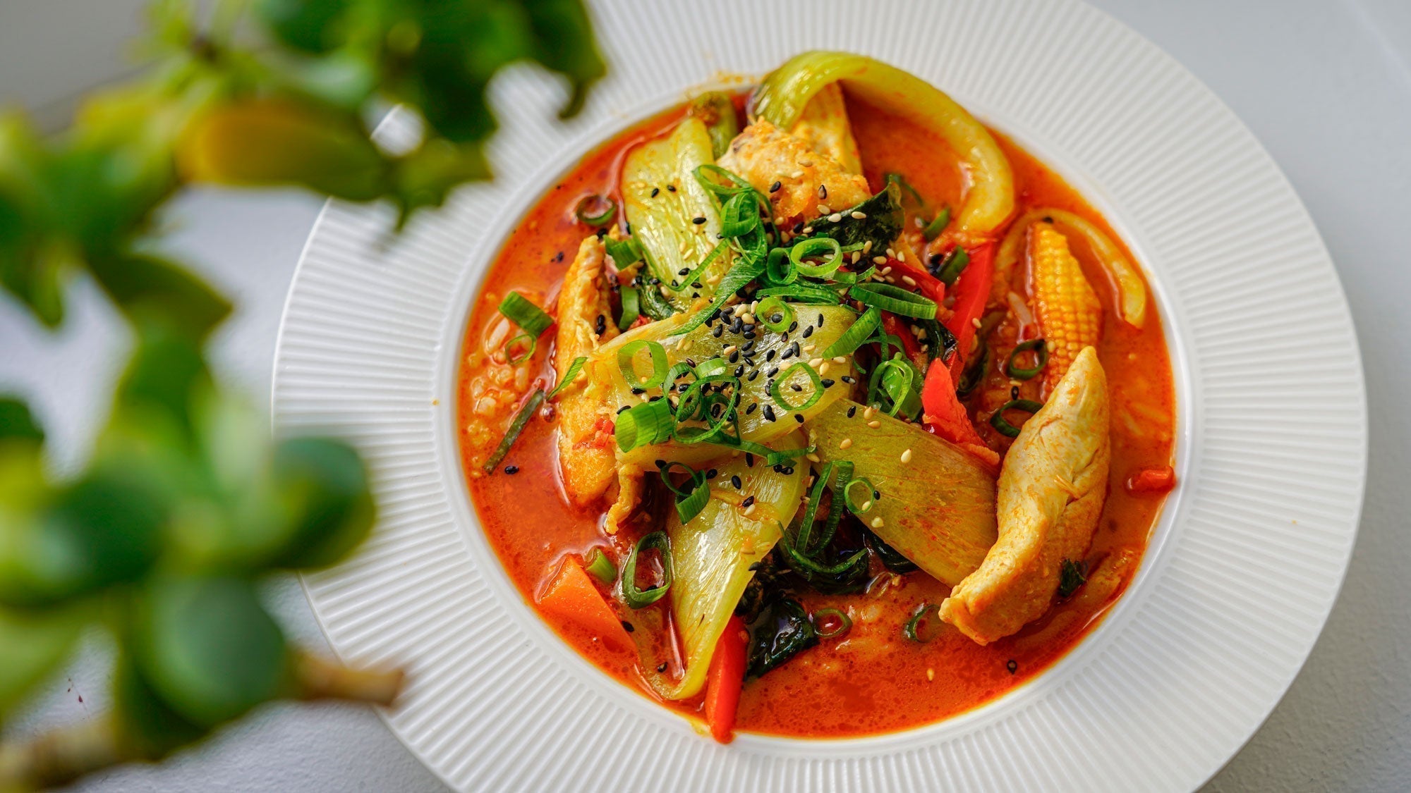 Röd curry med kyckling och krispiga wokade grönsaker