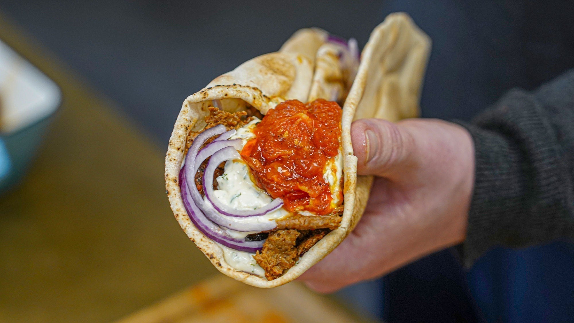 Hemgjord shawarma i tunnbröd med tzatziki & ugnsbakade tomater