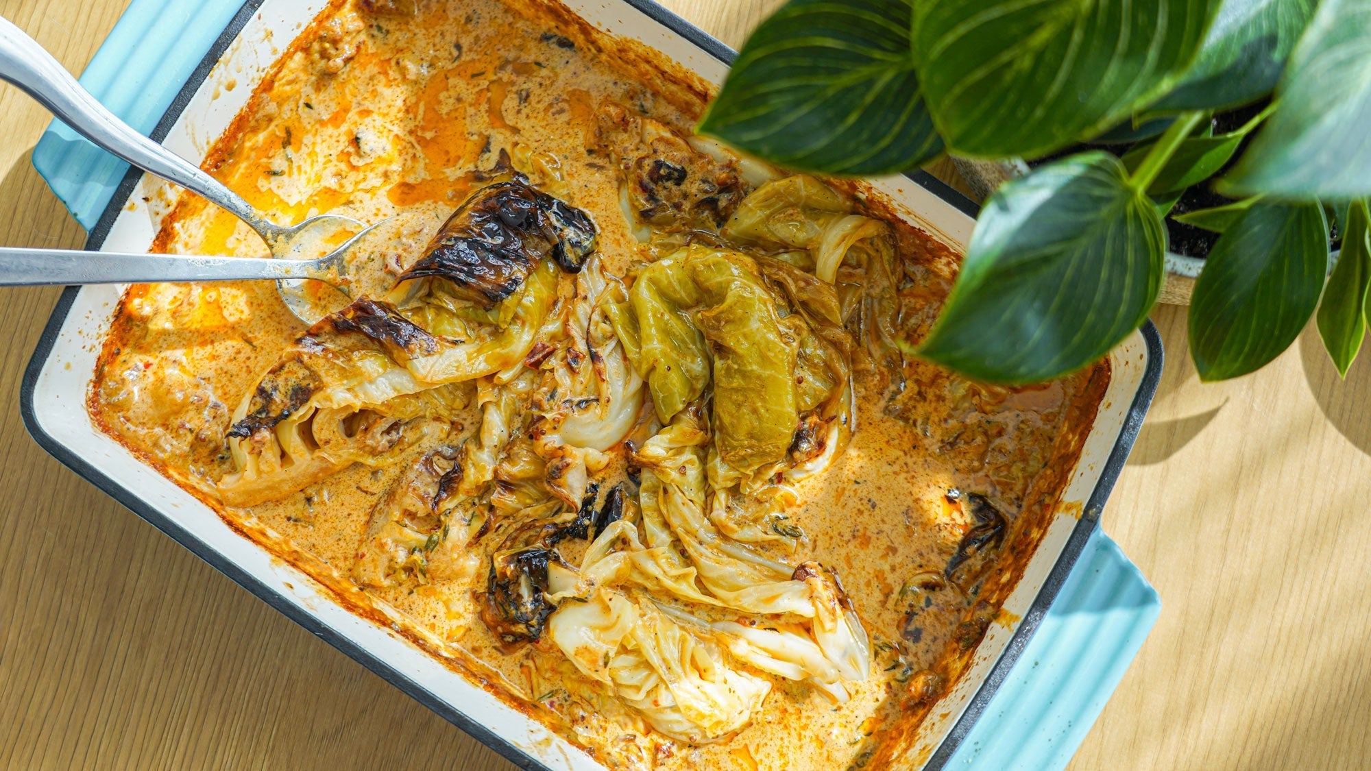 Smörstekt spetskål i krämig parmesan- och gräddsås