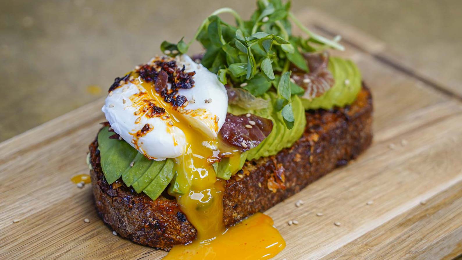 Stekt surdegsbröd med avokado & pocherat ägg