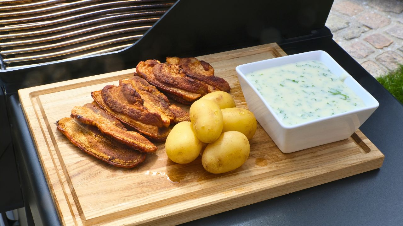 Stekt fläsk med persiljesås på grillen