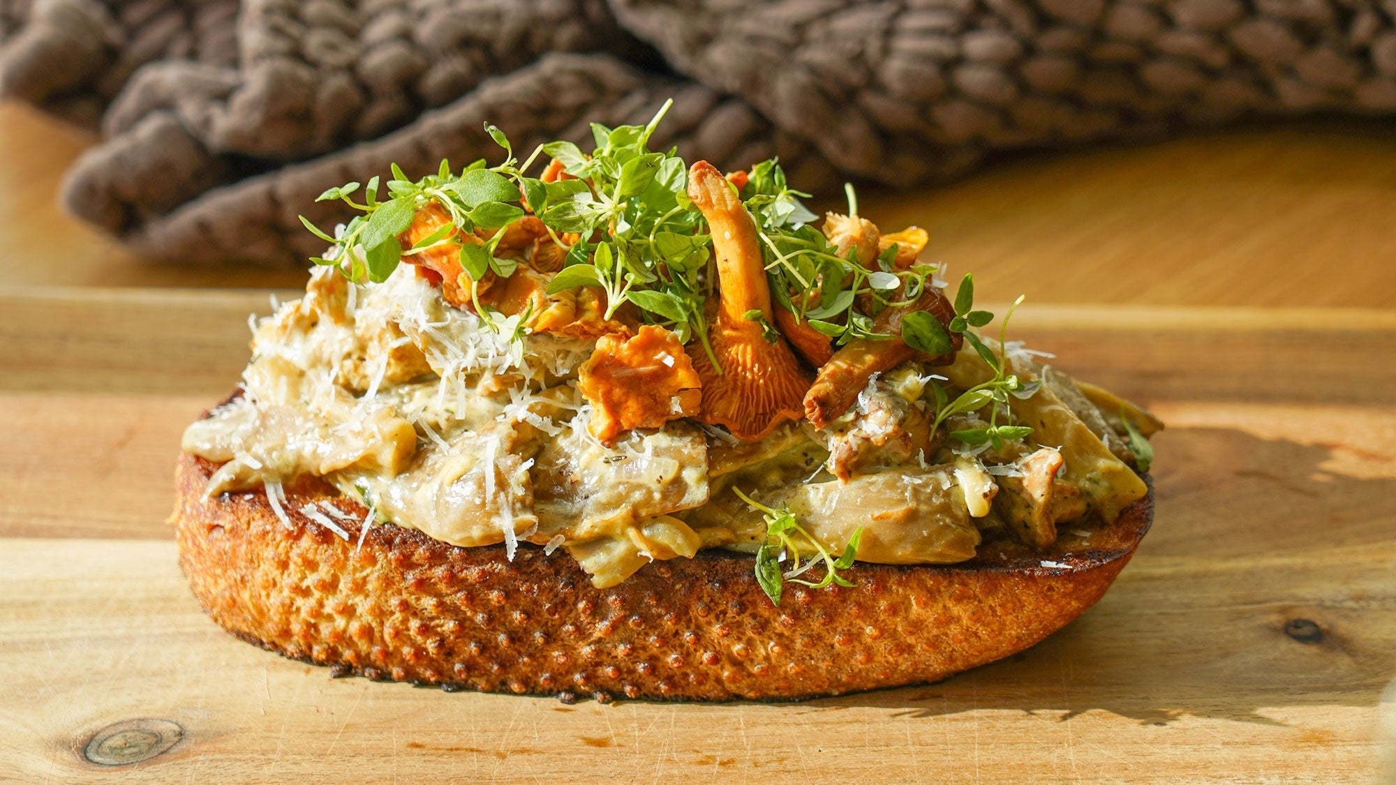 Cremet svampetoast med parmesan