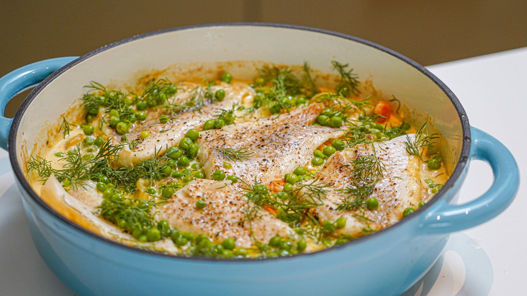 Torsk i ugnsform med potatis, fänkål, morötter & dill