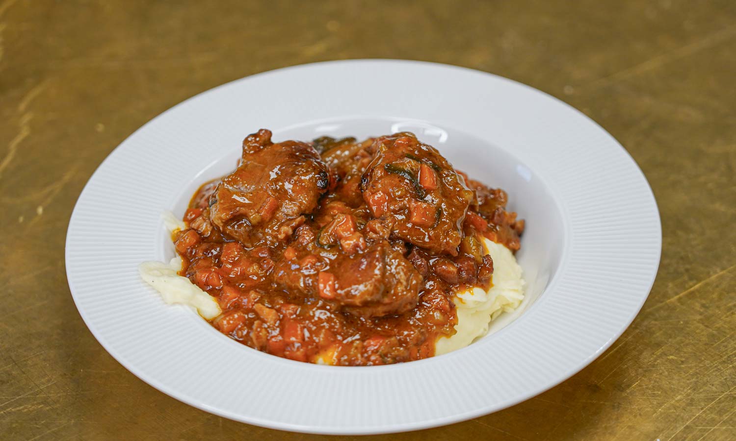 Rödvinsbräserade griskinder med krämigt potatismos