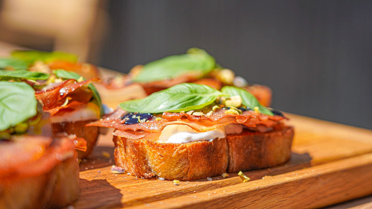 Bruschetta med stekt mortadella, pistage & burrata