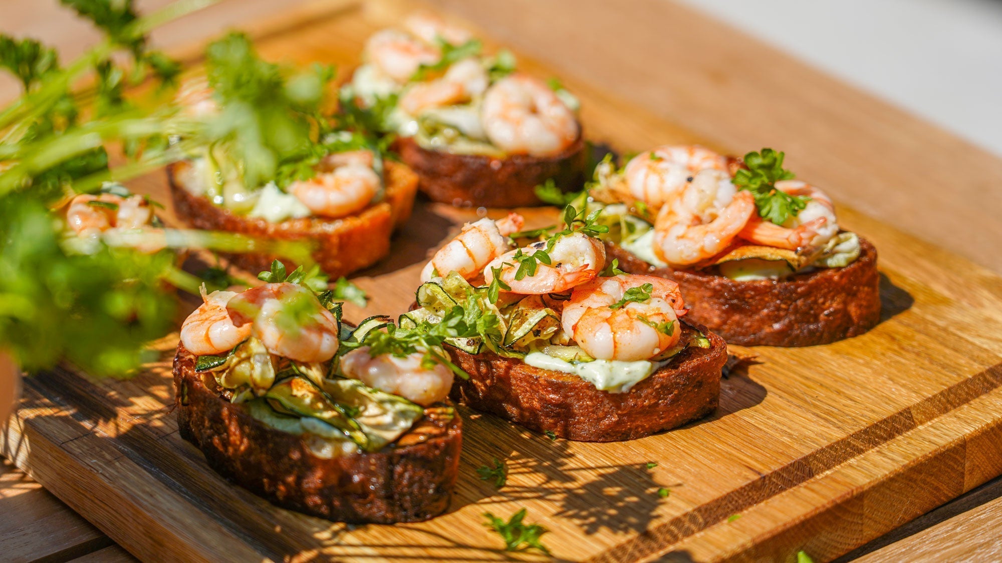 Bruschetta med ricotta, zucchini, jätteräkor & citron