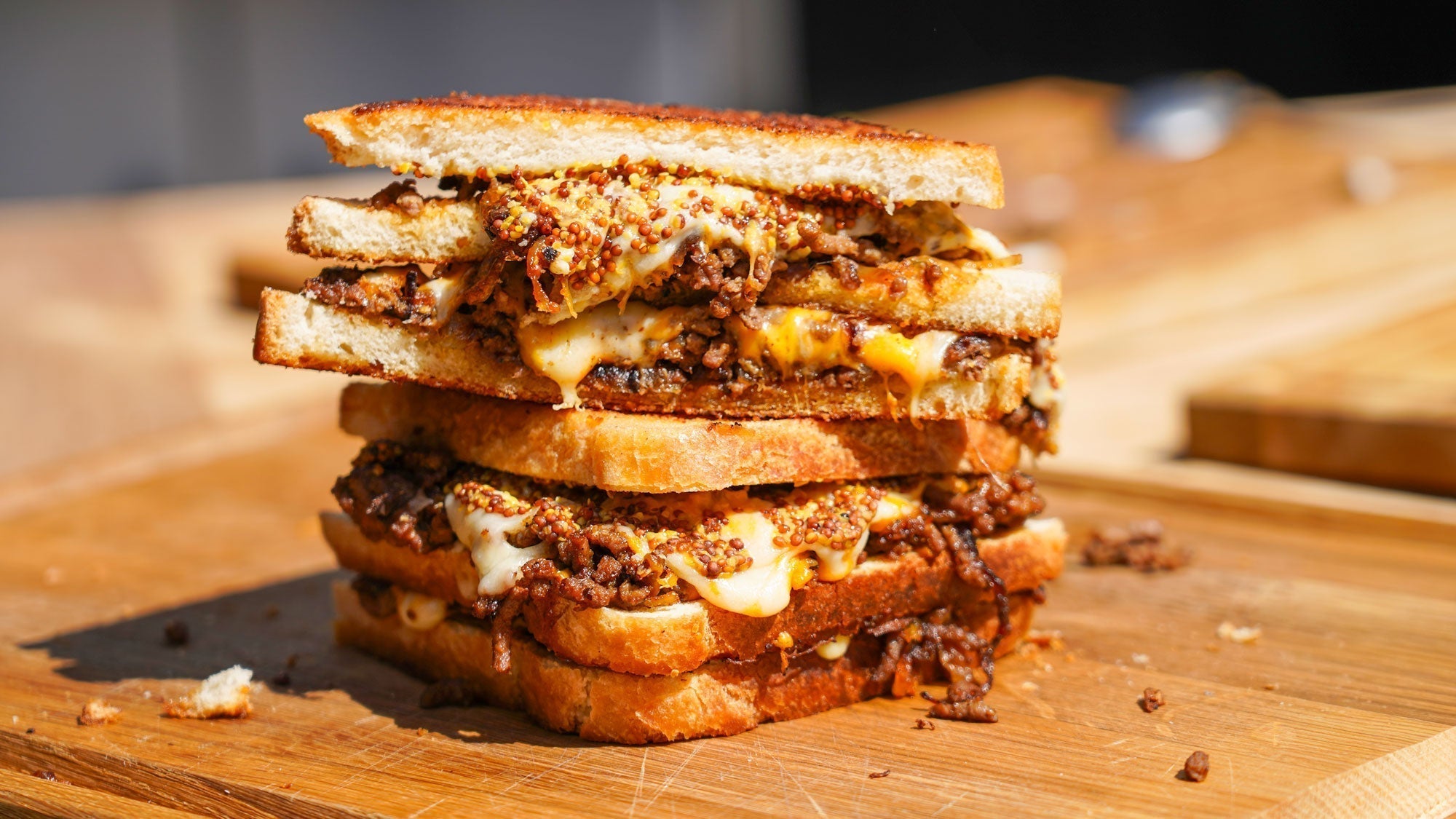 Cowboytoast med nötkött, mjukstekt lök & ost på stekhäll