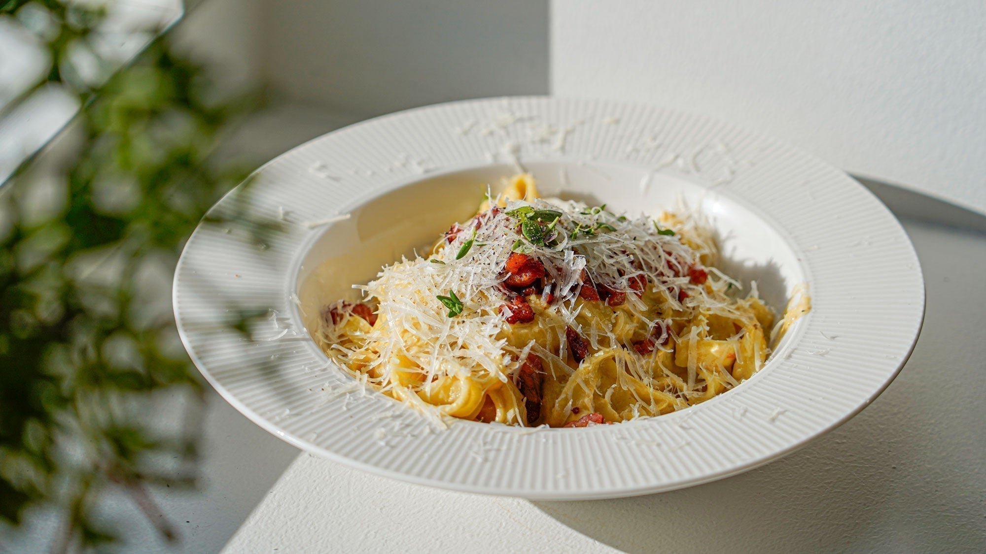 Krämig tagliatelle med mixad purjolökssås och knaperstekt bacon
