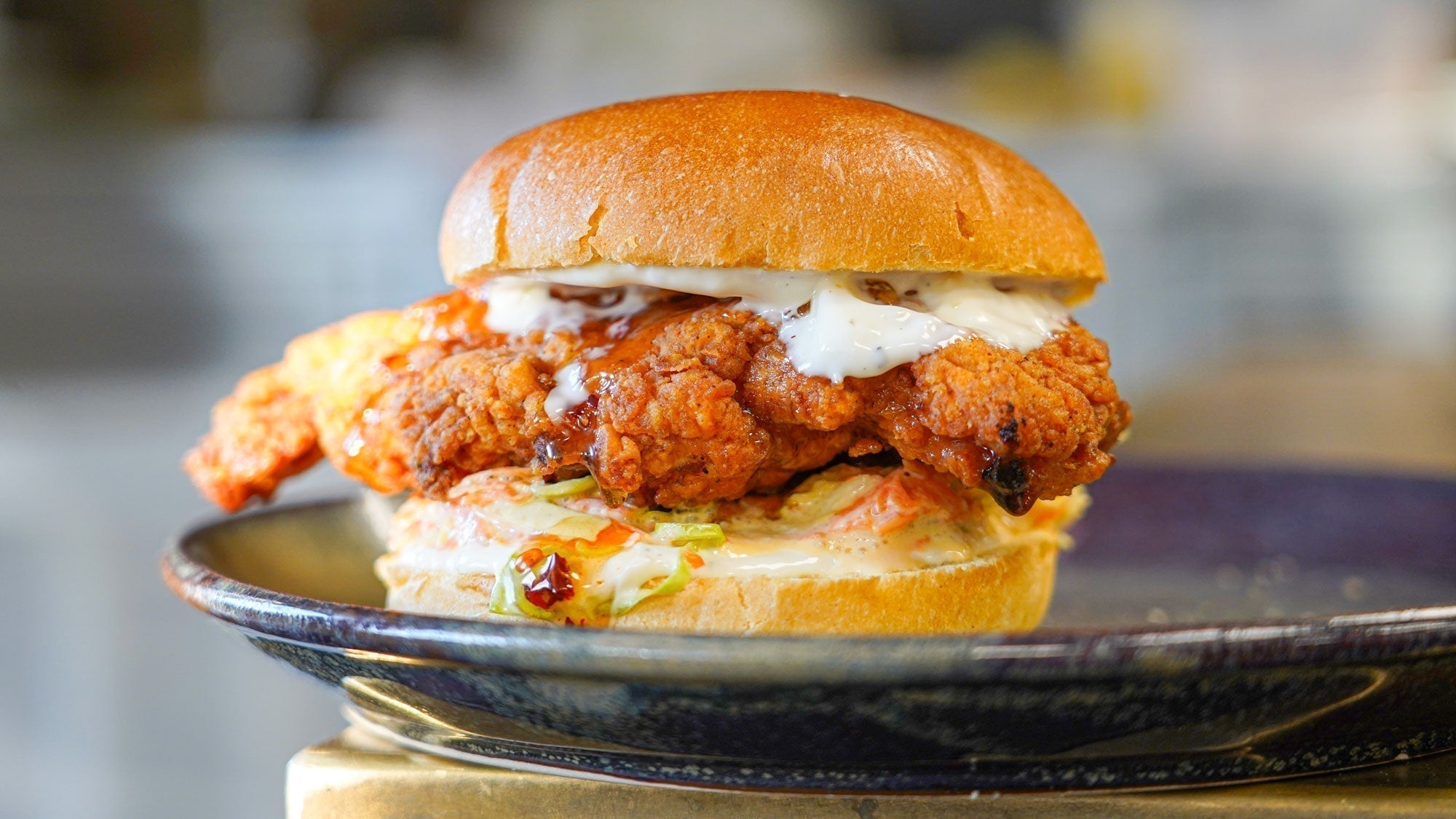 Fried chicken-burgare med limemajonnäs, krämig coleslaw & hot honey