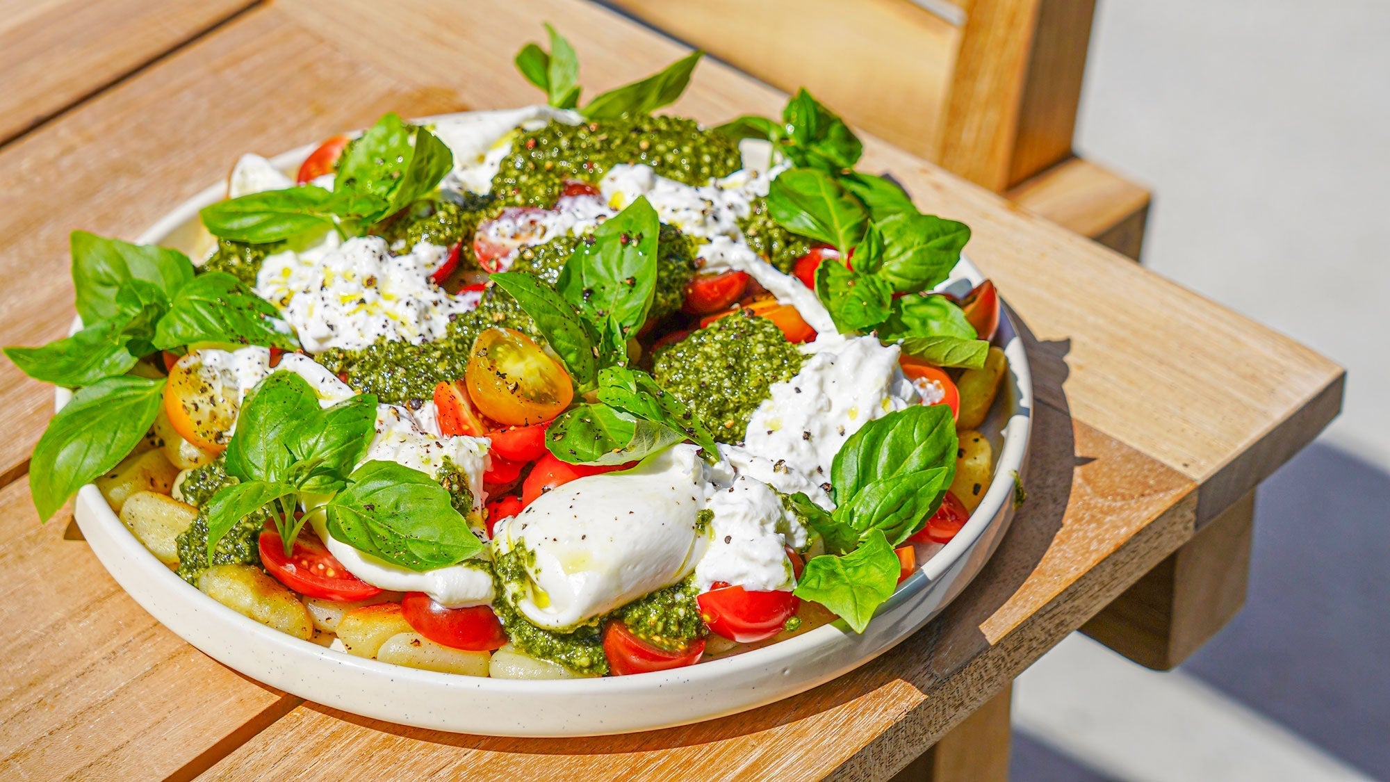 Krispig gnocchi med grön pesto, burrata och färska körsbärstomater