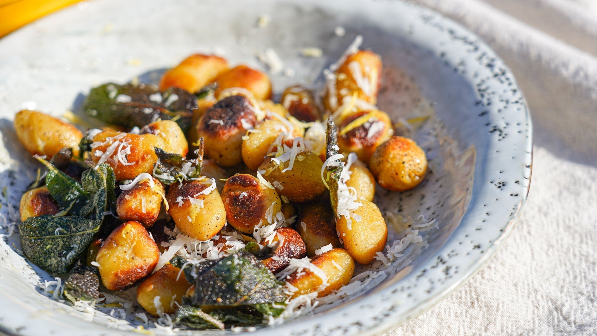 Hemgjord stekt gnocchi med brynt smör, salvia & parmesan