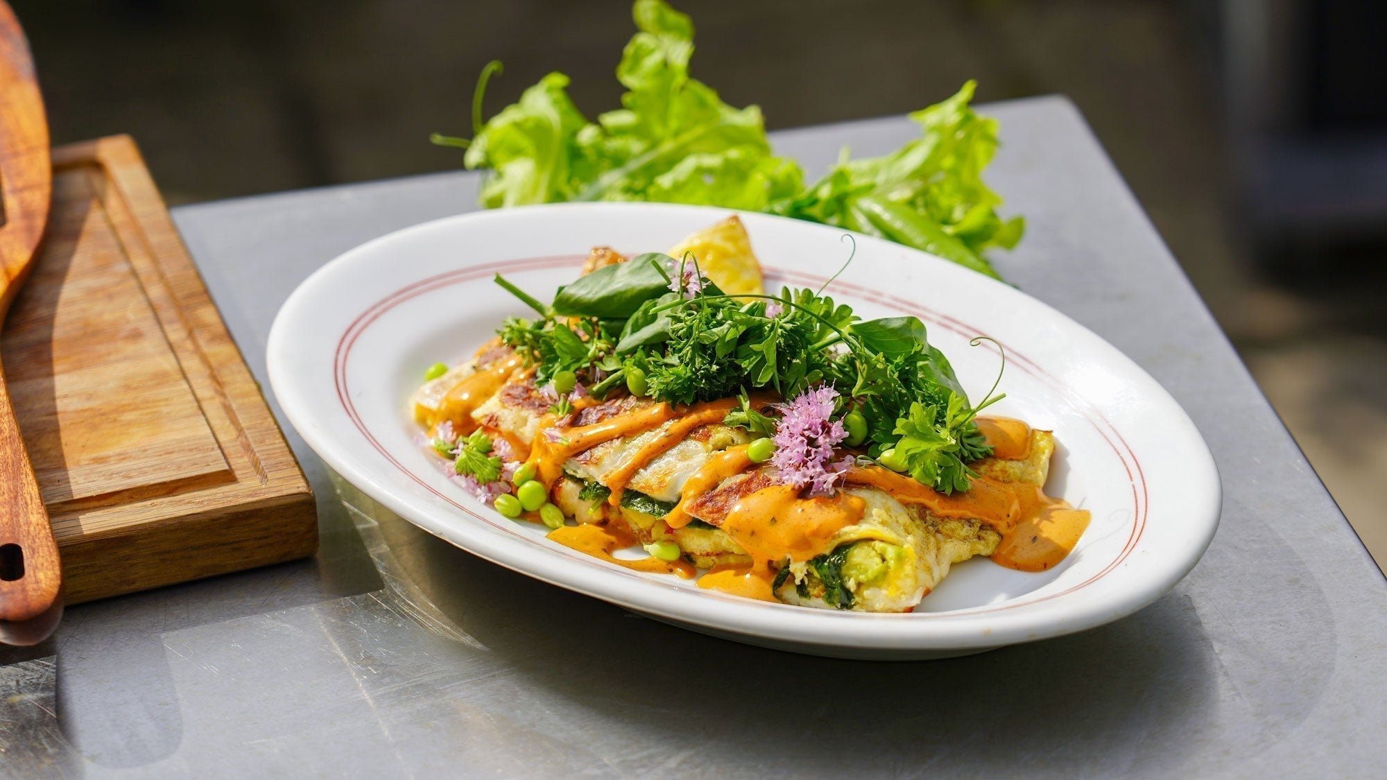 Jätteomelett med krispig halloumi, avokado, tomat och färsk sallad